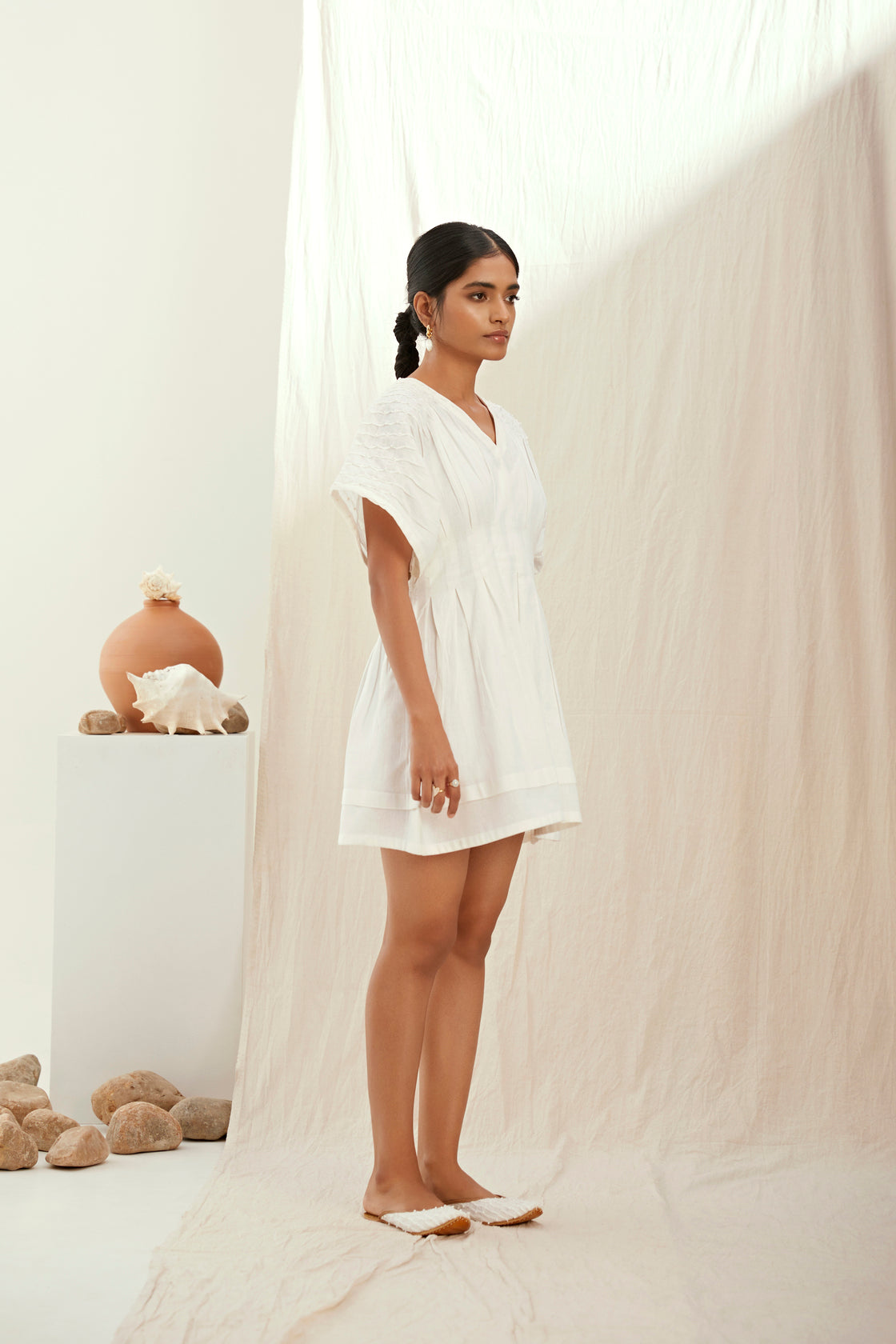 White linen pleated short dress